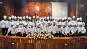 Graduación de estudiantes de cocina de Fondue's Escuela de Chefs