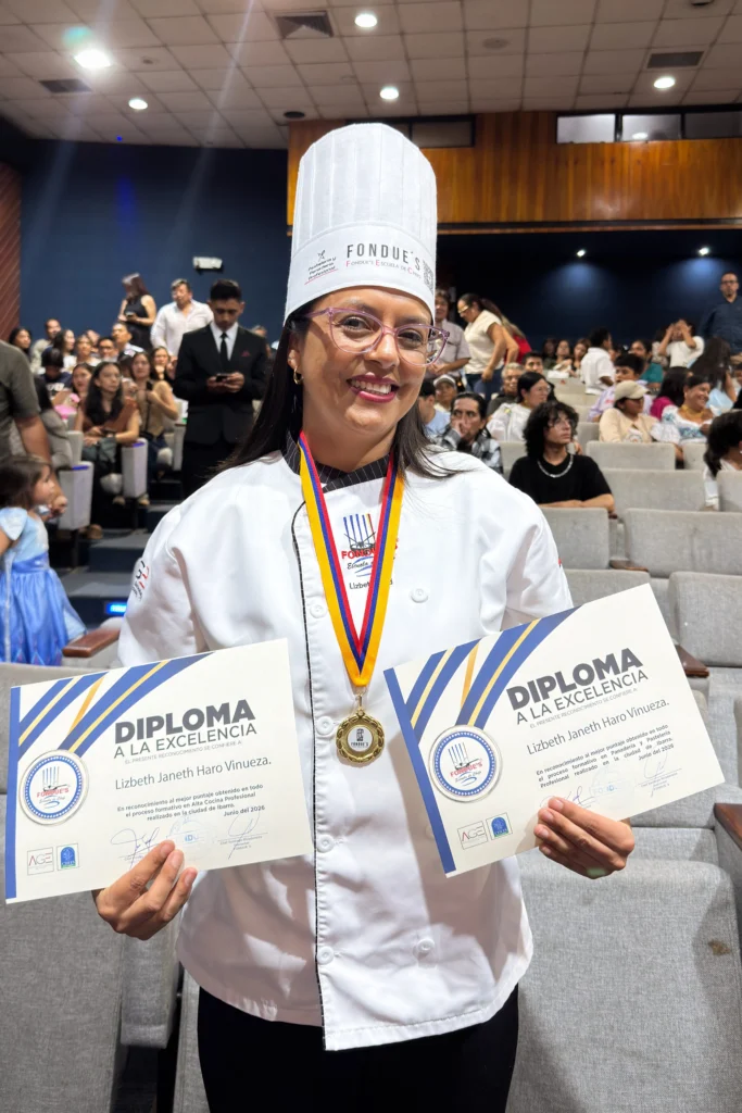 Estudiante graduada con diploma a la excelencia en cocina